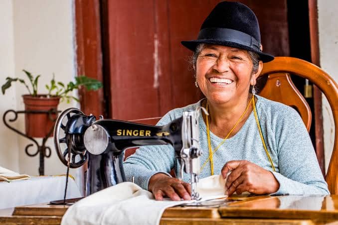 Emprendedora recibiendo microcrédito